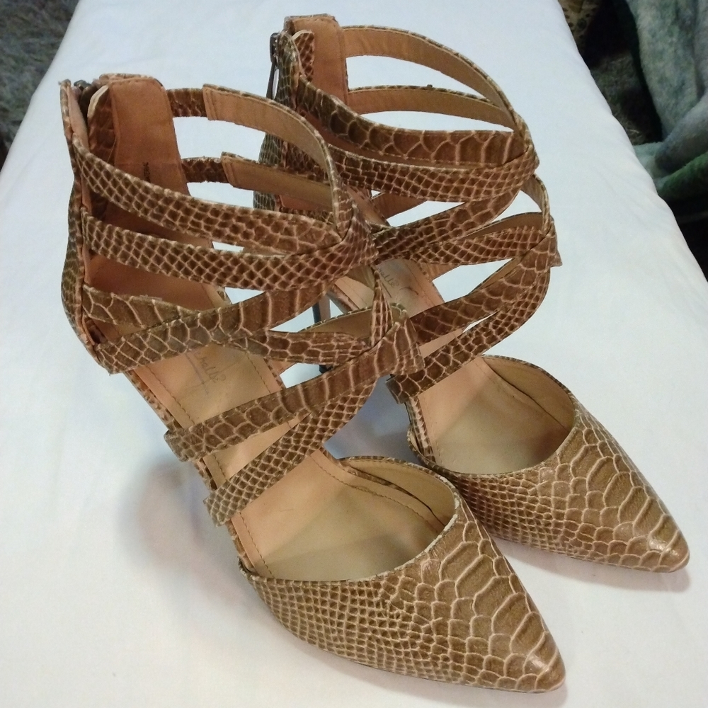 Anne Michelle size 10 faux taupe reptile print 4.5" heels EUC